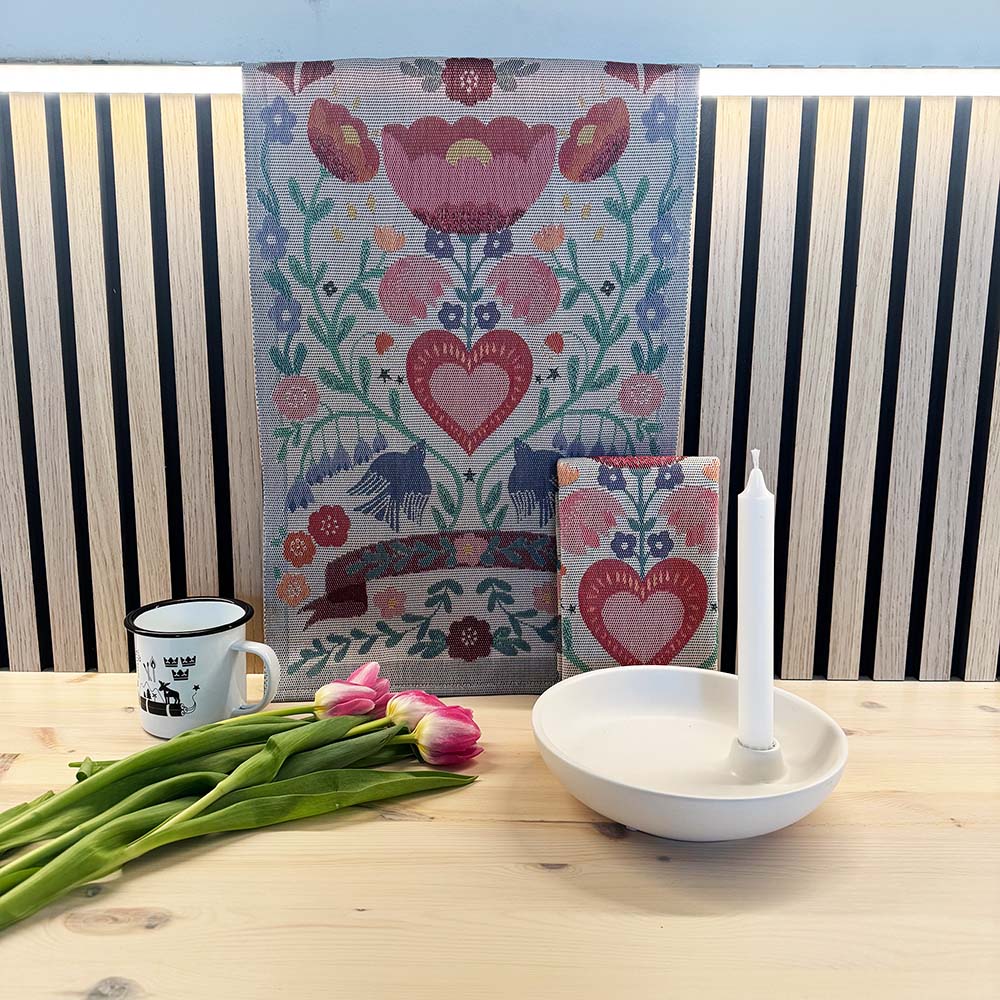 1-1-NB-Ekelund_Varkansla_med_ljusstake_Megan_vit_pa_bank_med_blommor