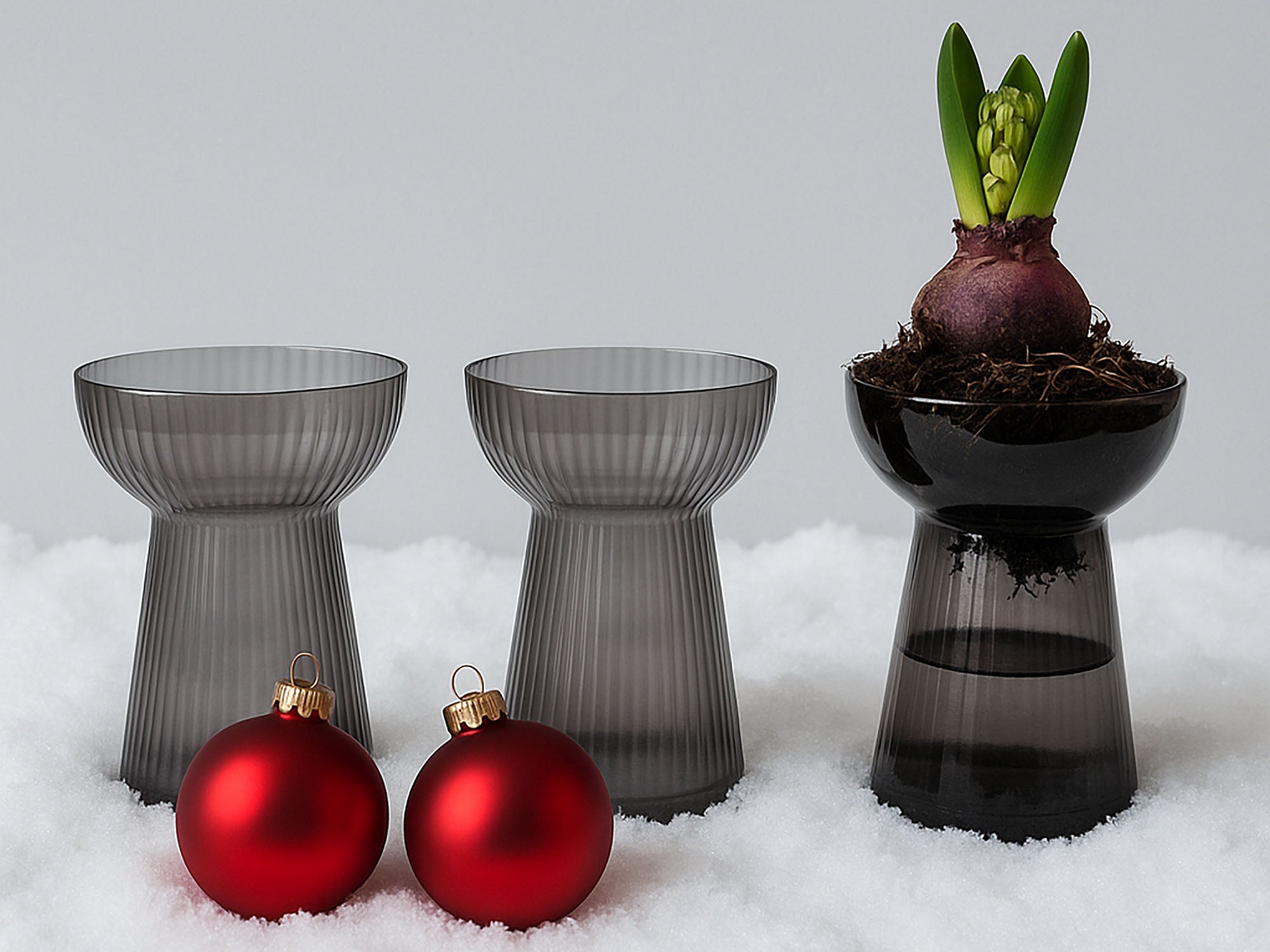 Hyacintvas_3_st_mork_rok_med_hyacintblomma_och_marksno_och_julkula.