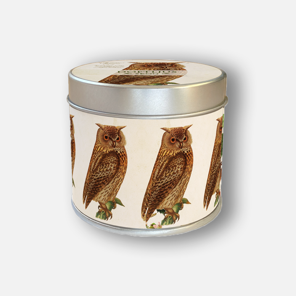 Candle ‘Skog’ Owls Tin by Sköna Ting – Scandinavian scented candle in decorative tin with owl motif, 7 × 7 cm, 100% soy wax, 30h burn time.