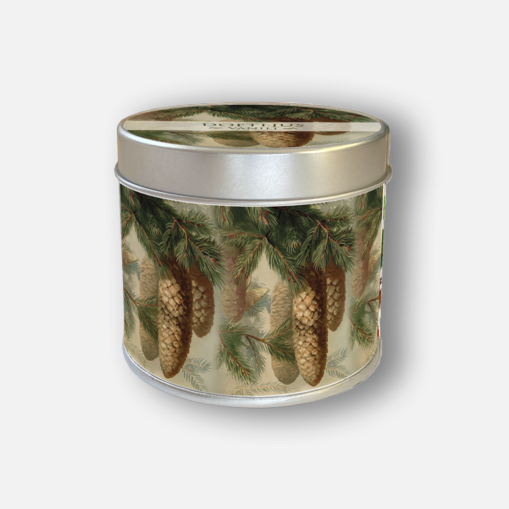 Candle ‘Skog’ Pine Cones Tin by Sköna Ting – Scandinavian soy wax candle in decorative tin with pine cone motif, 7 × 7 cm, 100% soy wax, 30h burn time.