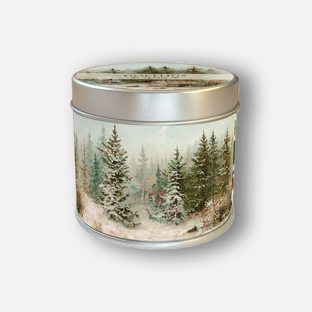 Candle ‘Skog’ Winter Forest Tin by Sköna Ting – Scandinavian scented candle in decorative tin with snowy forest motif, 7 × 7 cm, 100% soy wax, 30h burn time.