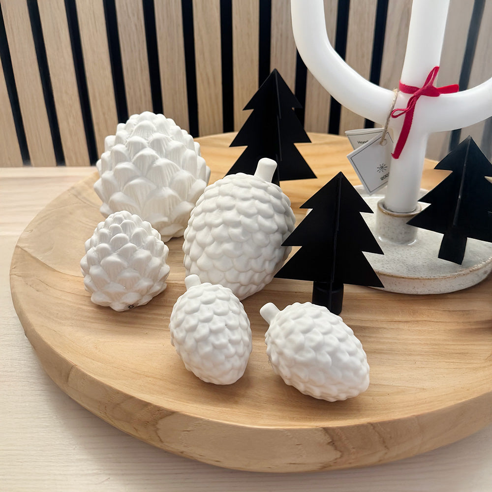 julgran_metal_svart_tillsammans_med_kotte_ekollon_Nordicbutik.com